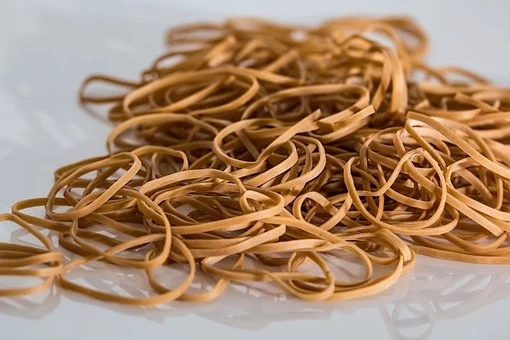 Rubber opened low and fluctuated, and prices closed down