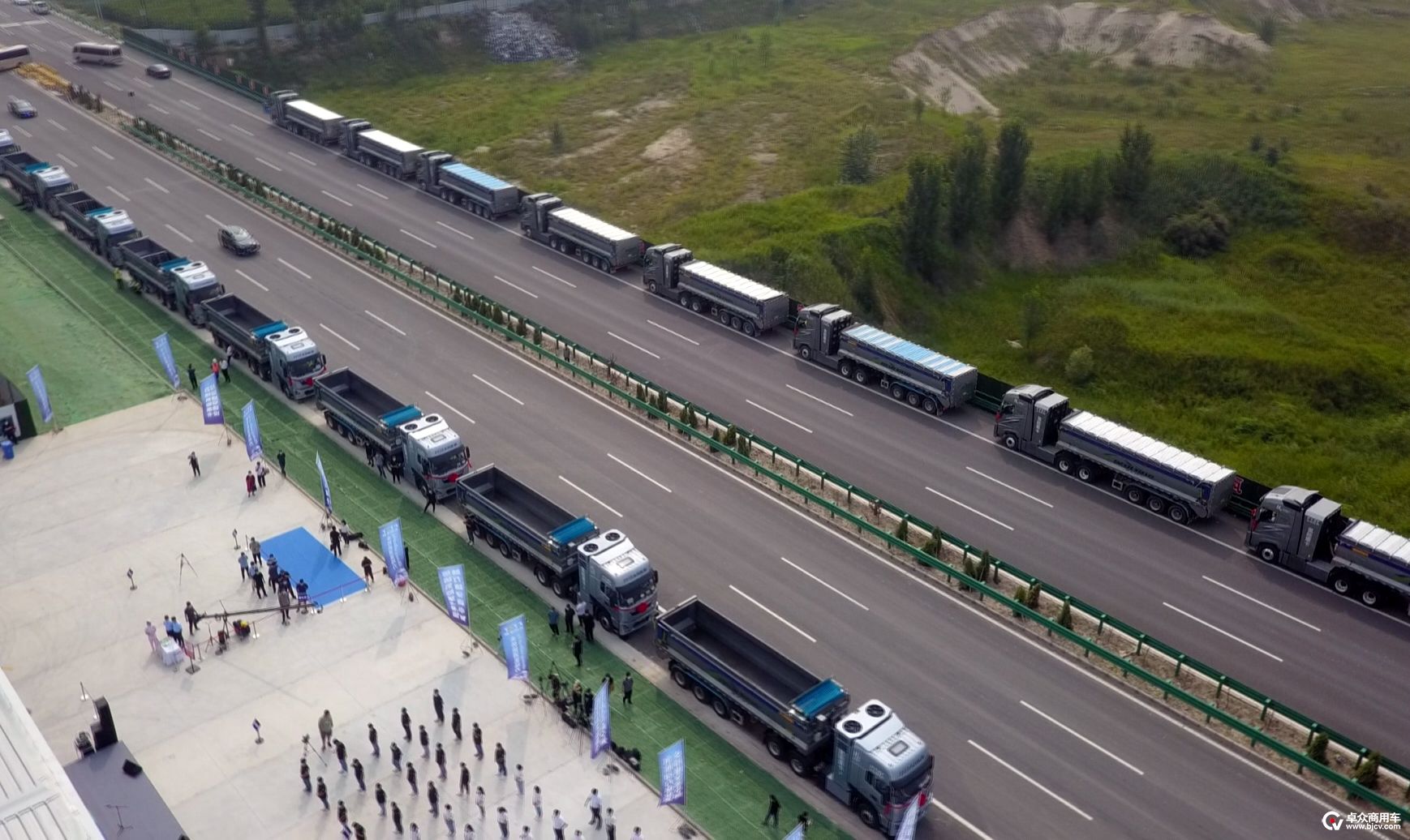 The world's first 100-car 49-ton market-oriented hydrogen energy heavy truck transportation line was put into operation in Baoding, Hebei